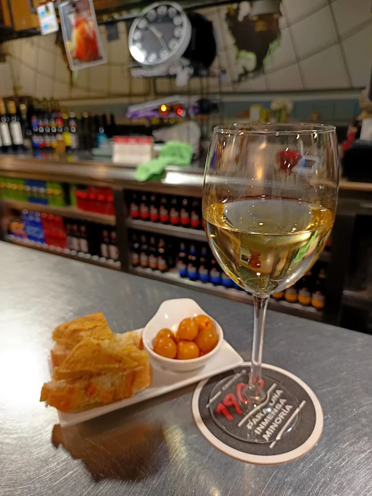 Copa de vino blanco con una tapa
