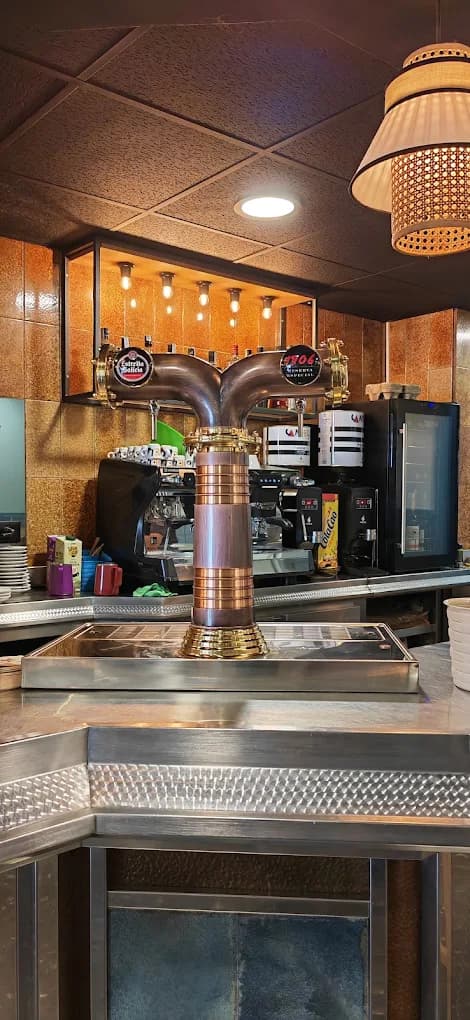 Cafetera y grifos de la barra